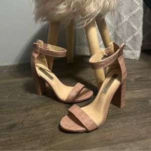 Blush stone chunk heels🌸